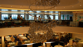 Auch auf der Mein Schiff 5 bietet das Hauptrestaurant Atlantik in den drei Restaurants Atlantik–Klassik, Atlantik–Mediterran und Atlantik–Brasserie Ganz-Schön-Gesund-Menüs oder Schlemmer-Menüs © Melanie Kiel