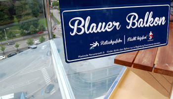 Das Meer unter den Füßen: Der blaue Balkon ist ein neuer Aussichtspunkt mit Glasboden © Melanie Kiel