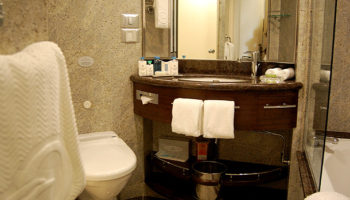 Auch in den geräumigen Bädern mit Dusche und Badewanne wird auf Details geachtet, u.a. stehen Kosmetika von Bvlgari zur Verfügung © Melanie Kiel