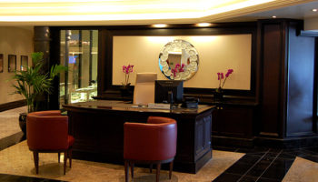 Concierge und Ausflugsservice befinden sich im Atrium der Marina © Melanie Kiel