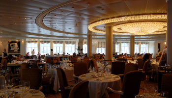 Große Panoramafenster und ein eindrucksvoller Kristallleuchter bilden den eleganten Rahmen zum Dinner im Grand Dining Room © Melanie Kiel