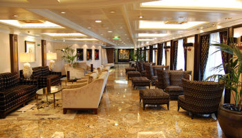 Die schicke Grand Bar auf Deck 6 findet sich auf allen Schiffen der Oceania Cruises Flotte © Melanie Kiel