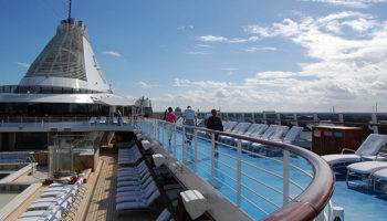 Laufen mit Blick auf Meer und Pool auf dem Fitness Track © Melanie Kiel