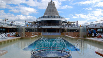 Der Pool befindet sich zentral auf dem Sonnendeck © Melanie Kiel