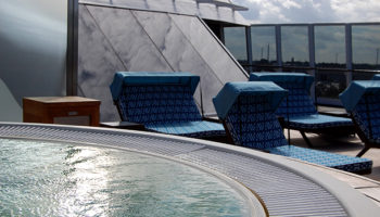 Die Spa Terrace mit Jacuzzi am Bug der Marina © Melanie Kiel