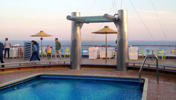 Schwimmen mit Ausblick - Pool am Heck der Costa Favolosa © Melanie Kiel