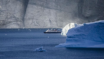 Eisberge weisen der »Sea Spirit« im kommenden Mai den Weg, wenn das kleine Expeditions-Kreuzfahrtschiff früher als andere Schiffe zu einer wahren Expedition in die Diskobucht Grönlands und das zweitgrößte Fjordsystem der Welt startet. © Poseidon Expeditions