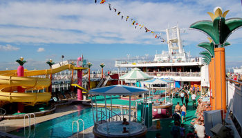 Pool, Wasserrutschen, Jacuzzis und Kinderpool sind Lieblingsplätze auf Deck 12. Auch die Topsiders Bar & Grill befindet sich dort