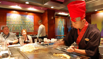 Ein Erlebnis für Augen und Gaumen verspricht ein Besuch des Restaurants Teppanyaki. Flinke Hände lassen Messer wirbeln und Eier fliegen, bis alles köstlich duftet und noch besser schmeckt