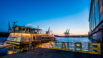 Die Barkasse Commodore im Hamburger Hafen © Ankerherz Verlag 