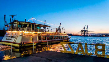 Die Barkasse Commodore im Hamburger Hafen © Ankerherz Verlag