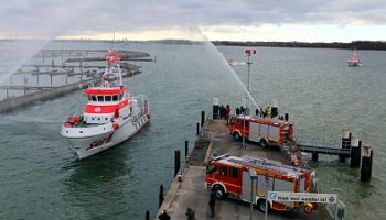 Die Freiwillige Feuerwehr Laboe begrüßt die neue BERLIN beim Erstanlauf © DGzRS