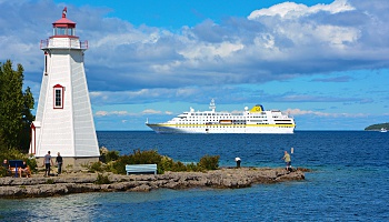 Die MS Hamburg unterwegs auf den „Great Lakes“ vor Tobermory in Kanada © Plantours