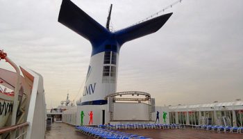Die Sonnendecks zählen zu den schönsten und angenehmsten auf einem Kreuzfahrtschiff. Die blauen Sonnenliegen sind zwar schlicht, doch die edlen Holzböden und aufwendig gekachelten Pools und Whirlpools auf Navigator Deck und Sun Deck tragen zur besonderen Wohlfühlatmosphäre an Bord bei. © Melanie Kiel