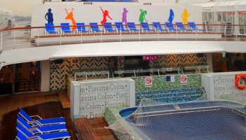 Der Poolbereich mit Holzfußboden und hübschen Kacheln auf Deck 11 © Melanie Kiel