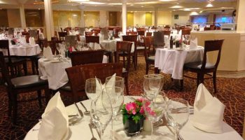 Stilvoll speisen lässt es sich im Waldorf Restaurant der Magellan auf dem Amundsen Deck (Deck 8). © Melanie Kiel