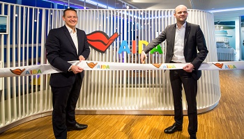 Eröffneten gemeinsam die neue AIDA Lounge im Besucherzentrum der Meyer Werft: AIDA Cruises-President Felix Eichhorn (li.) und Meyer Werft-Geschäftsführer Tim Meyer © Meyer Werft