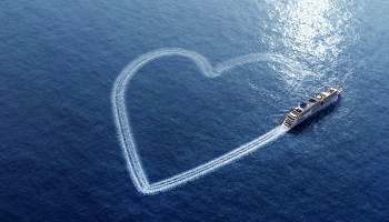 Kapitän statt Standesbeamter: Auf ausgewählten Reisen können Paare ab 2017 an Bord der Europa 2 heiraten © Hapag-Lloyd Cruises