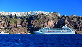 Seven Seas Voyager vor Santorini © Regent Seven Seas Cruises