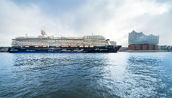 Begegnung der Mein Schiff 5 mit der Elbphilharmonie © TUI Cruises