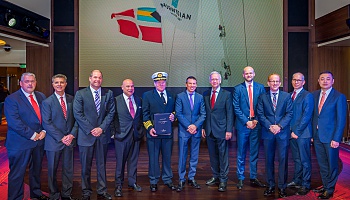 Im Rahmen einer Zeremonie in Bremerhaven an Bord der Norwegian Joy hat die Meyer Werft das Schiff an die Reederei übergeben © Norwegian Cruise Line