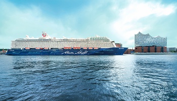 Mein Schiff 6 vor der Elbphilharmonie © TUI Cruises