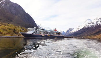 Fred. Olsen Cruise Lines Balmoral dockt in Olden Norwegen © Fred. Olsen Cruise Lines