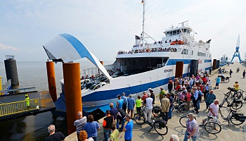 Ab sofort ist das Elbe-Fährschiff „Grete“ wieder zwischen Cuxhaven und Brunsbüttel mehrmals täglich unterwegs © Nordseeheilbad Cuxhaven