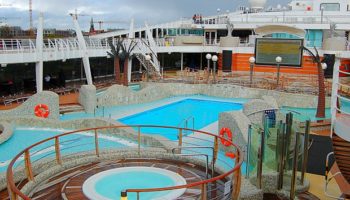 Pool und Whirlpools auf dem Sonnendeck © Melanie Kiel