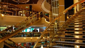 Ein Highlight des Schiffes sind die beiden Swarovski-Treppe im Atrium © Melanie Kiel