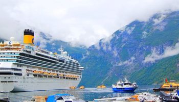 Zu den Trendzielen 2018 gehört Norwegen. Toller Anblick - die Costa Favolosa im Geirangerfjord © Melanie Kiel