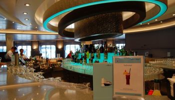 In der Mitte des dreistöckigen Atriums befindet sich die TUI Bar. Dank des ungewöhnlichen Designs und fast futuristisch anmutendem Mobiliars ein schöner Platz für einen Drink in besonderer Atmosphäre © Melanie Kiel
