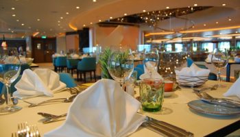 Im Hauptrestaurant Atlantik wird klassische, mediterrane und gesunde Küche auf Deck 3 und 4 geboten © Melanie Kiel