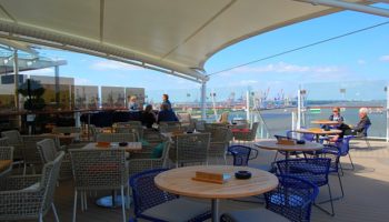 Die Außenalster-Bar auf Deck 14 am Heck zählt zu den Klassikern der Flotte. Neue Strandkörbe sorgen hier für entspannt-loungige Atmosphäre unter freiem Himmel © Melanie Kiel
