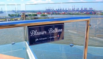 Oben der blaue Himmel und unten das blaue Meer erwartet Besucher des Blauen Balkons mit gläsernem Boden auf Deck 14. Einfach auf der Bank Platz nehmen und den Blick ins Blaue genießen © Melanie Kiel