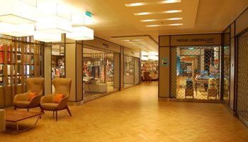 Auf der Shoppingmeile Neuer Wall auf Deck 4 und 5 finden Passagiere Boutiquen, Shops und Bordsouvenirs © Melanie Kiel