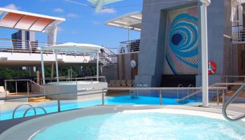 Rund um die Lagune auf Deck 12 der Mein Schiff 6 samt Außenpool und zwei Whirlpools lässt es sich wunderbar entspannen © Melanie Kiel