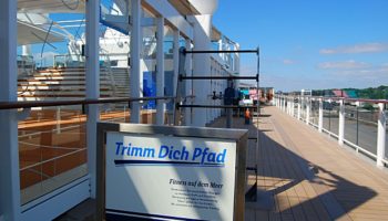 Schönen Idee - neben dem Fitnessraum, Sportkursen und Joggingtrack kann man unter freiem Himmel auf dem Trimmpfad an Geräten trainieren © Melanie Kiel