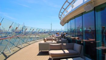 Auch auf der Mein Schiff 6 können Suitengäste die X-Lounge am Bug des Schiffes auf Deck 12 besuchen. Am allerschönsten ist der Blick von der Außenterrasse der Lounge. Vielleicht der schönste Ort für einen Cocktail an Bord… © Melanie Kiel