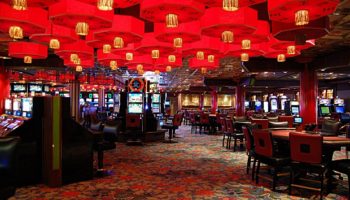 Mit Roulette, Blackjack, Texas-Hold’Em-Poker und natürlich einarmigen Banditen vertreiben sich Gäste im Jade Club Casino die Zeit © Melanie Kiel