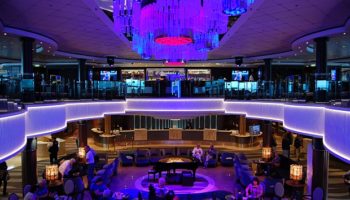 Herz der Norwegian Jade ist das Atrium. Es erstreckt sich über Deck 7 und 8 samt Bar und Piano-Musik. Auf Deck 8 herrscht dagegen Pub-Atmosphäre in der O’SHEEHAN’S Neighborhood Bar © Melanie Kiel