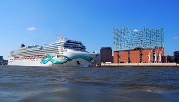 Norwegian Jade vor der Hamburger Elbphilharmonie © Melanie Kiel