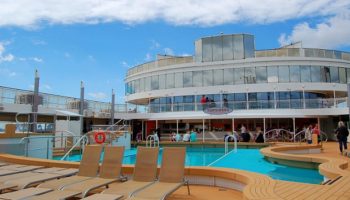 Poolbereich mit Topsiders Bar. Ein schöner Platz, um die leckeren Cocktails zu genießen © Melanie Kiel