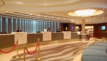 Die Norwegian Jade wurde Anfang 2017 renoviert. Sowohl die Kabinen als auch öffentlichen Bereiche wie die Rezeption auf Deck 7 zeigen sich seither im Cappuccino Style © Melanie Kiel