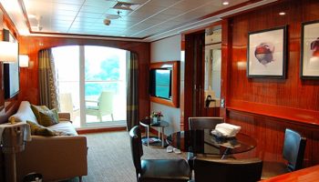 Hier fühlt man sich sofort wohl: In den The Haven-Suiten mit großem Schlafzimmer und Balkon fehlt es Gästen dank eines 24-stündigen Butler-Services, Concierge-Services und des privaten Sonnendecks an Nichts. The Haven liegt ganz oben im Schiff © Melanie Kiel
