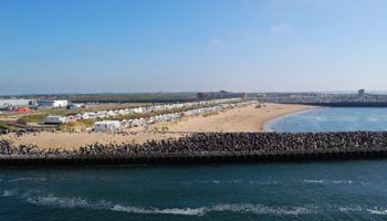 Bei der Ausfahrt aus dem Hafen passiert man die weiten Sandstrände und die Seaport Marina von Ijmuiden © Melanie Kiel