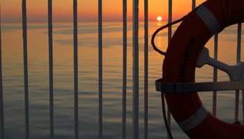 Sonnenuntergang über der unglaublich ruhigen Nordsee © Melanie Kiel