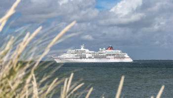 MS Europa meets Sansibar © Marko Greitschus