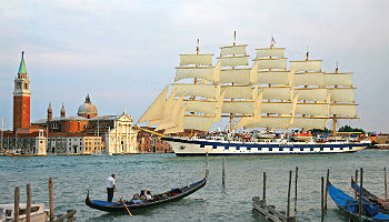 Bis zu fünf Kameras waren unter den fünf Masten der »Royal Clipper« zeitgleich im Einsatz, um die 60-minütige Reportage „The Mighty Ship“ für Discovery Channel zu produzieren, die in mehr als 120 Ländern zu sehen sein wird © Star Clippers