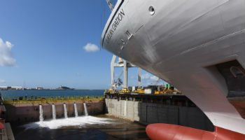 Aufschwimmen der Seabourn Ovation © Seabourn